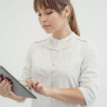 태블릿 액정 보호필름 붙이고 나서 터치가 튀는 경우, 기포·접착 방식 말고 확인할 설정 3가지